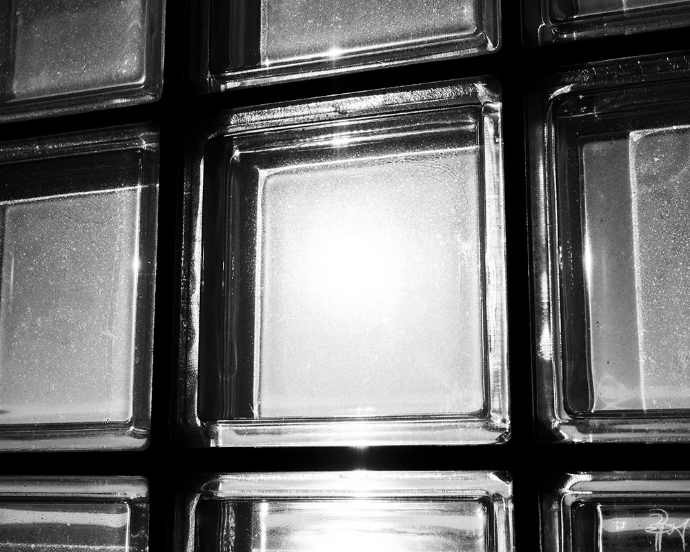 Kg S 旅する三脚魚 輝 オリンパス Olympus Omdem1markii ガラスブロック 輝き 透過光 まぶしい 朝 光と影 モノクロ 旅の思い出 千葉県 南房総市 写真好きな人と繋がりたい 聴覚障害者 T Co R4vrwpge72 Twitter