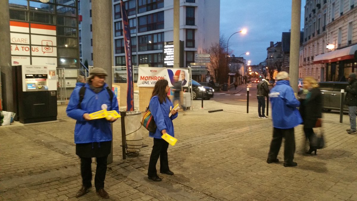 XavierPERICAT's tweet photo. @Mothron1Vision, c'est parti pour une nouvelle matinée militante dès 6h45 en gare du centre-ville d'#Argenteuil pour faire connaître l'#Acte3 du #projet de @GMothron &amp; de son équipe ! #Mothronunevision #Mothron 200 #VivreArgenteuil https://t.co/pDERhuEOs2