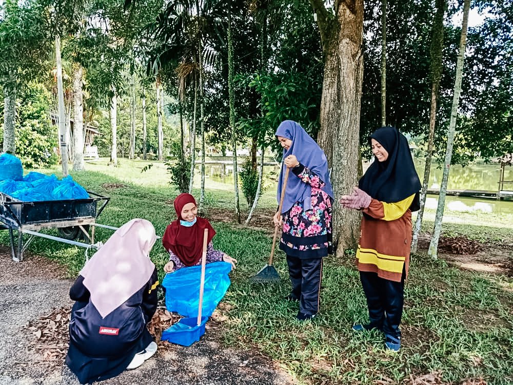 pepiasampang's tweet photo. "Terharu &amp; bangga!" - 2 perkataan yang kami ungkapkan bila melihat kesungguhan alumni PMGS20 untuk jayakan Plan of Action mereka. Semoga jiwa-jiwa ini terus teguh dalam mendidik diri menjadi Generasi Penerus Harapan Ummah. 

Mission accomplished! 💪🏻

#PEPIAS
#GPHU
#PMGS2020 https://t.co/ghFcQrI17f