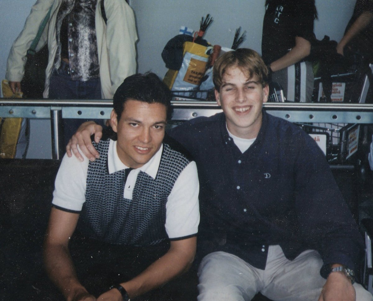 pevanderwerff's tweet image. De eerste Fin die ik als 16jarige sprak op Helsinki Airport. Hij zat te wachten op z’n vlucht terug naar Amsterdam. Onvergetelijk gesprek met een geweldige vent! Fijne verjaardag, Jari 🎉