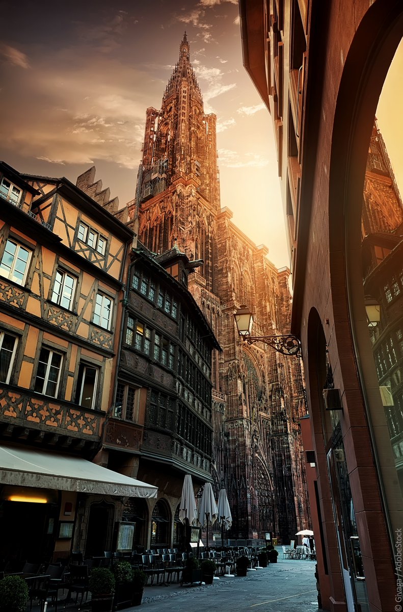 Lever de soleil dans les ruelles de #Strasbourg... 🌇 #Alsace #VisitAlsace
