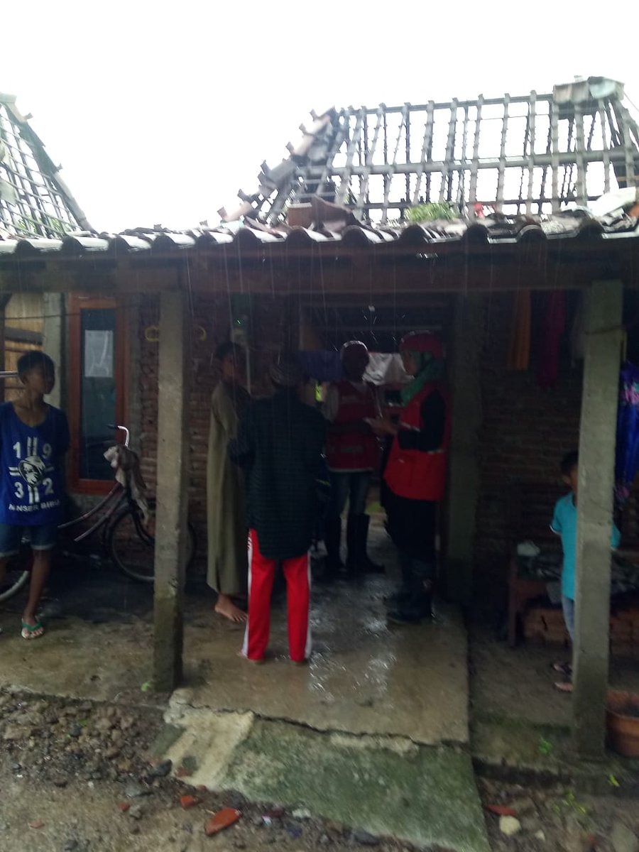Semangat #sahabatPMI 
PMI lakukan asesment kejadian angin kencang di Ds. Karangrowo, Kec. Wonosalam, Demak siang ini (20/2/2020). 

Enam belas rumah warga yang dihuni 16 KK 58 jiwa  diporak porandakan angin pada 04.30 WIB dini hari (20/2/2020). Total kerugian sekitar 30juta rp.