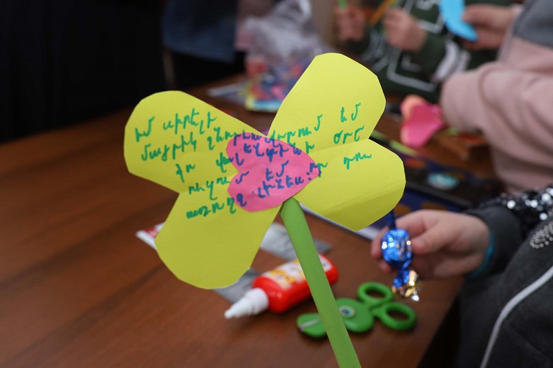 Փետրվարի 14-ին` Սուրբ Վալենտինի օրը Խաղաղության կորպուսի կամավոր Քիմի օգնությամբ կրտսեր տարիքի ընթերցողները գունավոր թղթերով ծաղիկներ պատրաստեցին իրենց սիրելի մայրիկներին և միմյանց  նվիրելու համար։  bit.ly/2uifmsY
🌼🌼🌼
#VALENTINEDAY 💙💜 in <a href="/KotaykRegLib/">kotaykreglib</a> 
<a href="/PeaceCorps/">Peace Corps</a>