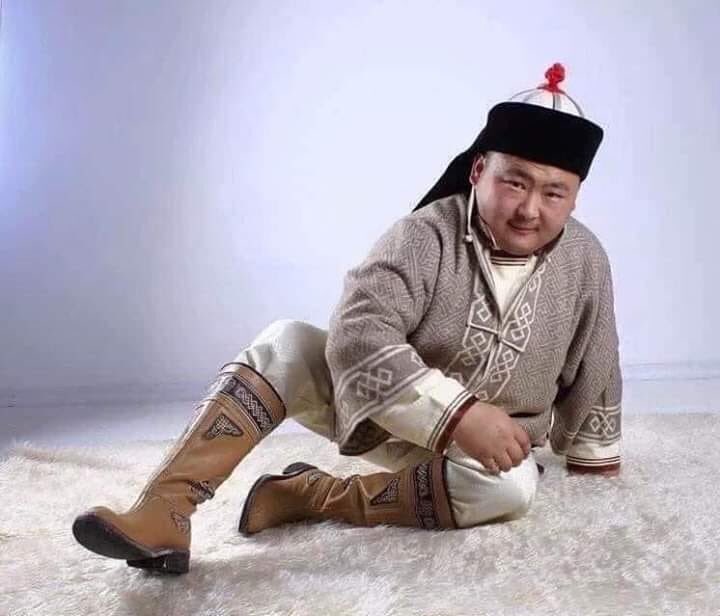 Урьд өмнө дэлхийн болон монголын улс төрчдөөс бас В.В. Путин хүртэл ийм позоор зурагаа авахуулж байгаагүй юм.