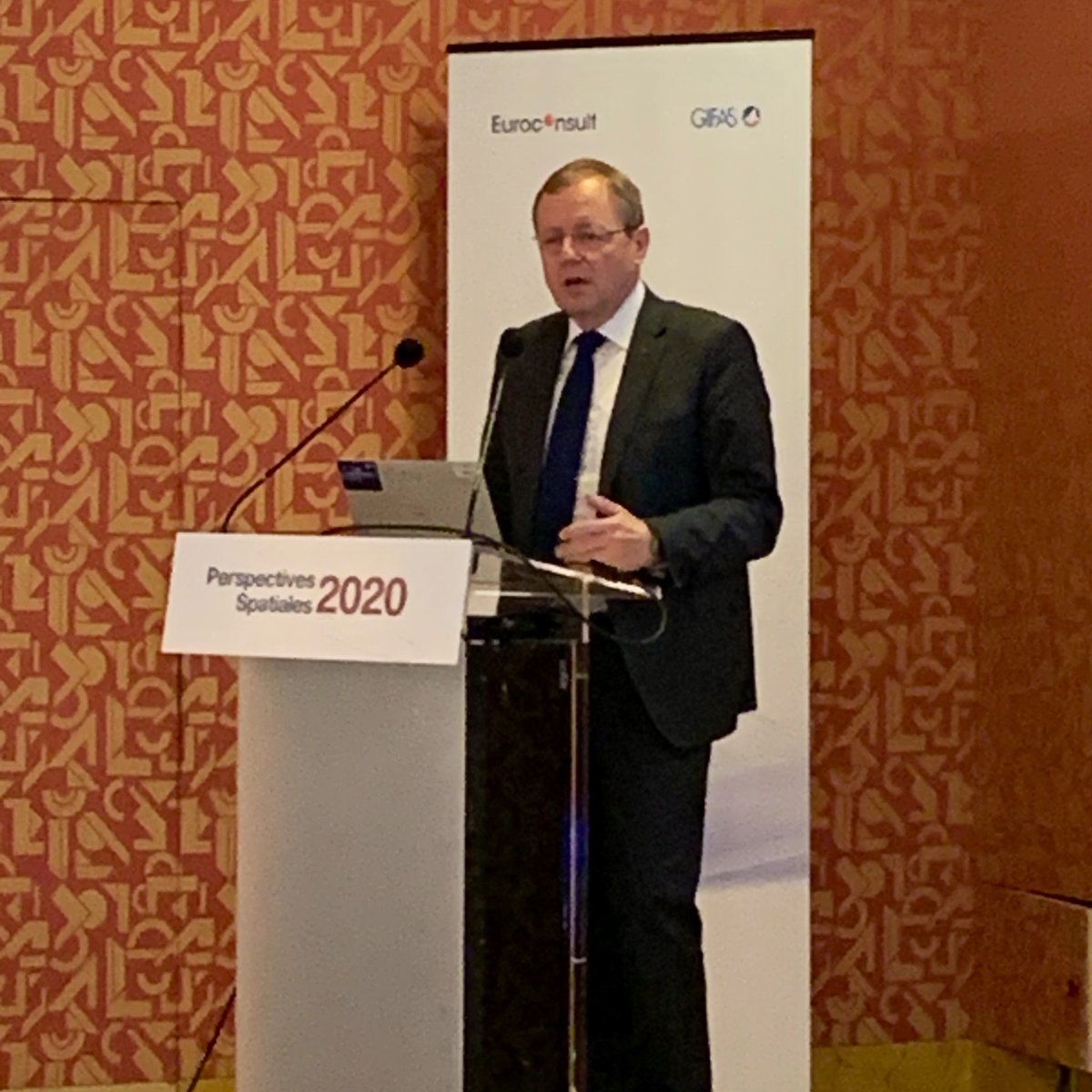 GifasOfficiel's tweet photo. #Space19+ fut un succès pour le secteur spatial européen, @janwoerner présente maintenant les futurs programmes de l’@esa #PerspectivesSpatiales https://t.co/aqxZyeKZVW