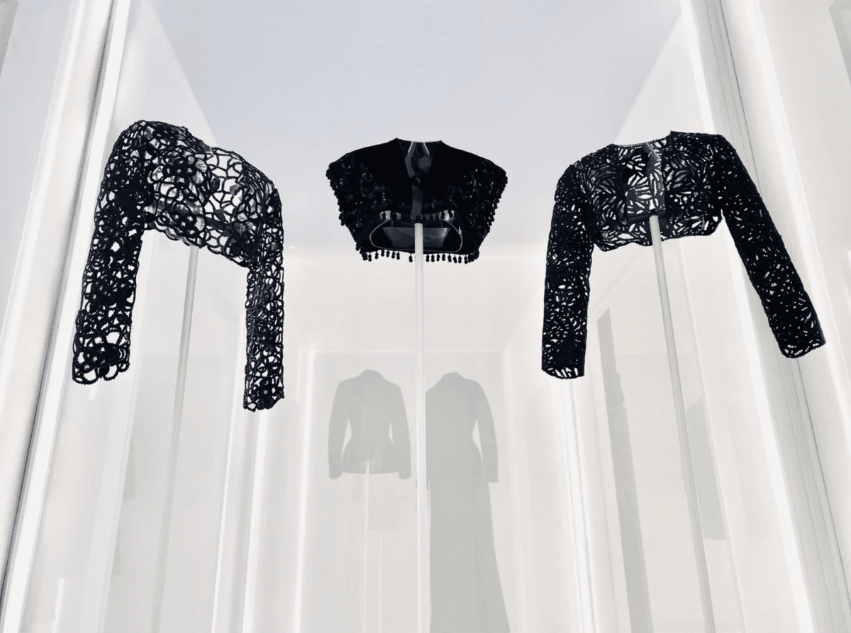 WhereParis's tweet photo. Jusqu'au 28 juin 2020, l’Association Azzedine Alaïa met en avant les travaux des 2 grands couturiers : "Azzedine Alaïa collectionneur – Alaïa et Balenciaga, sculpteurs de la forme". Un face à face étonnant entre ces deux maîtres de la coupe.

18 rue de la verrerie, 75004 Paris https://t.co/Rsb9LhaZwA
