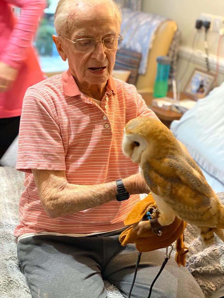 performing_pets's tweet photo. You cant get happier ladies and gents 😁more than when they are spending time with our monthly surprise visit from PerformingPets.
Today we had the owls 🦉, and everyone both staff and residents loved them. 👌another happy memory here at AshbrookCourt ❤ https://t.co/YGsYLqSVE3