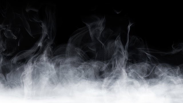 дымка на черном фоне. синий дым. эффект дыма.