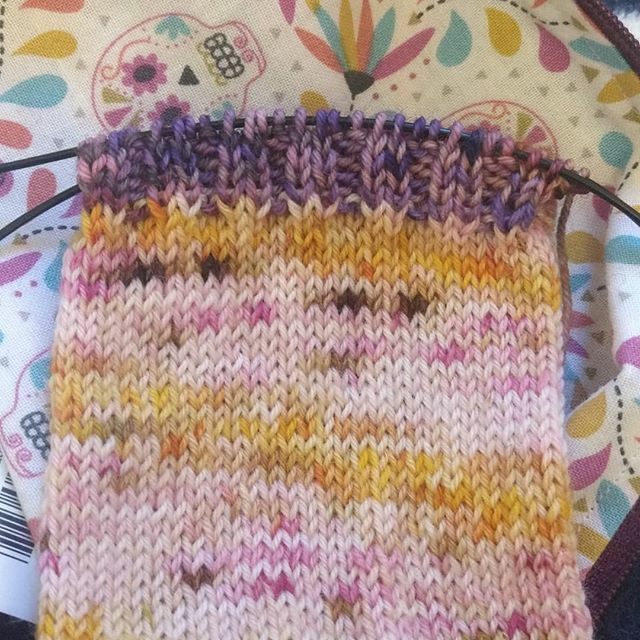 PixelAtlantis's tweet photo. This purple might be my favourite mini so far 😍 When they were in skein form, I would have definitely picked another one but this is knitting up so beautifully 💕
I am using a beautiful project bag from @grianaig_creations that I haven't stopped using… https://t.co/DHZSZkTAIv https://t.co/njhGi84NPq
