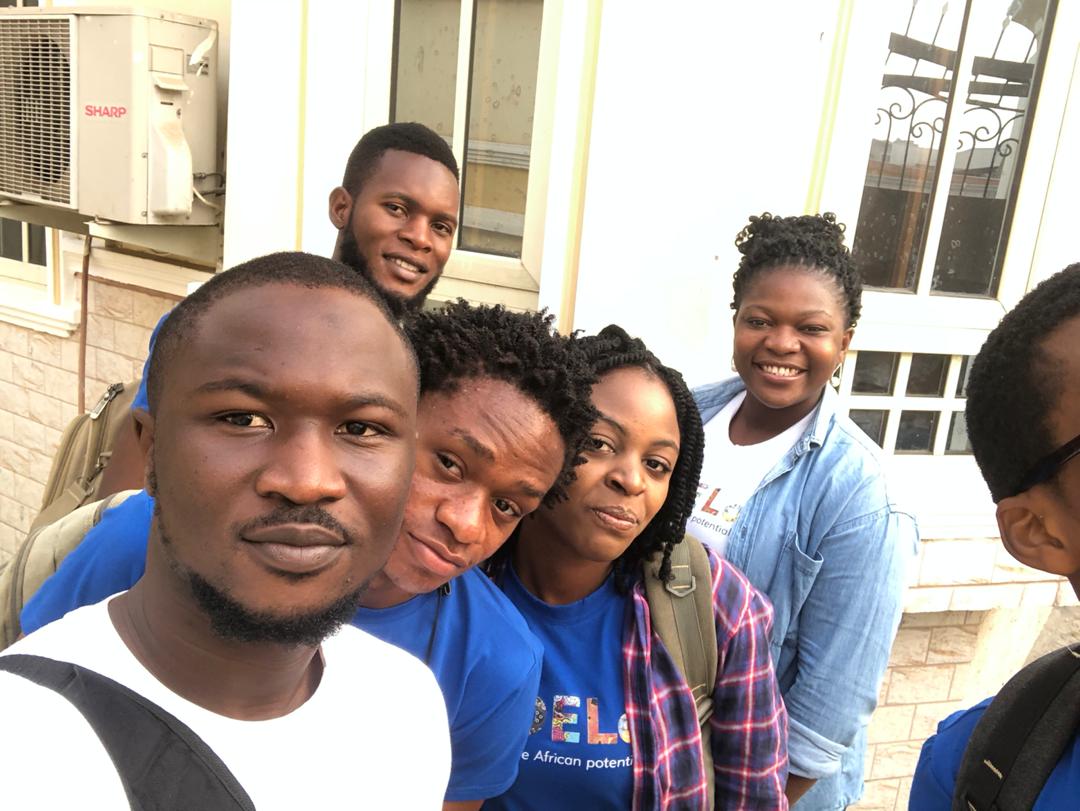 hamicch's tweet photo. Family Picture with the fellows
OSCA DAY 01
@TIIDElab @kadir_salami @coderonfleek @grayceeCharles
@UmohEsther10 @villarnovar @Shamdex2000 @Tukura_the_3rd
#oscafest #oscaf #osc #oscday1 #100daysOfCode https://t.co/eFcO6pneLR