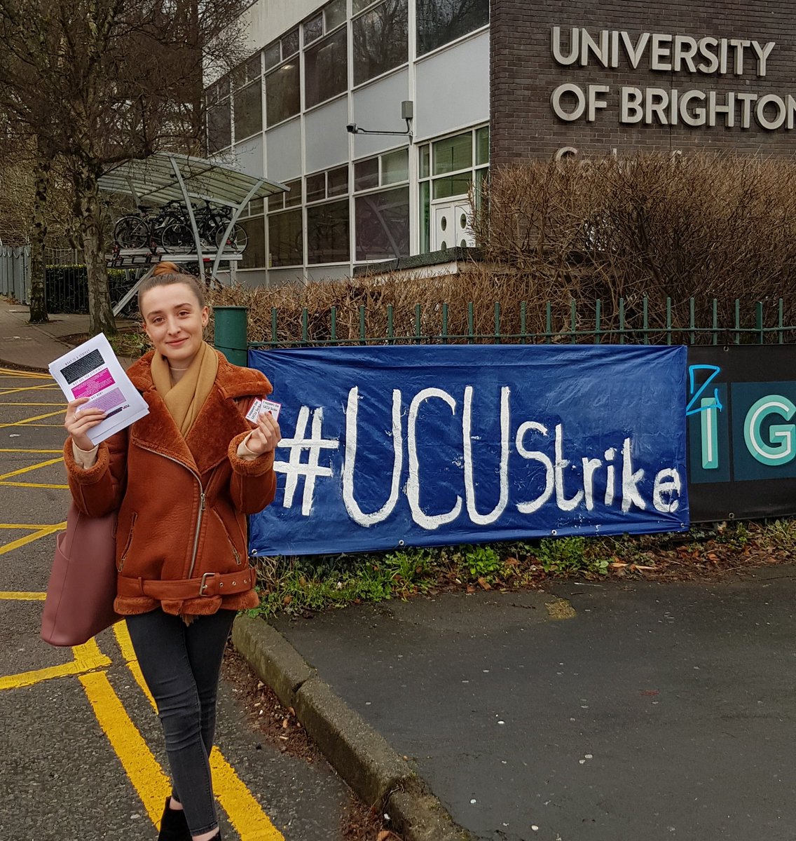 BrightonUCU's tweet photo. Fantastic support from our students as always! #UCUBrightonStrike #ucustrike @ucu #StudentsSupportStaff https://t.co/tmgd1CxQ5d