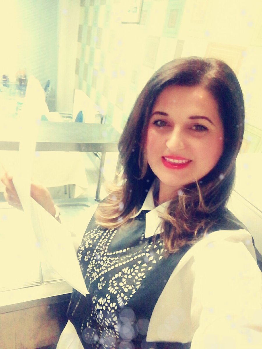 Diyelim yağmur yağdı tutuldun bir gün. Bardaktan boşalırcasına yağıyor mübarek
Öbür yandan güneş kendi keyfinde nede olsa yaz yağmuru.
Pırıl pırıl düşüyor damlalar
Eteklerin uçuşa uçuşa bir koşu Dar attın kendini karşı evin sundurmasına işte o evin kapısında bulacaksın beni ❤