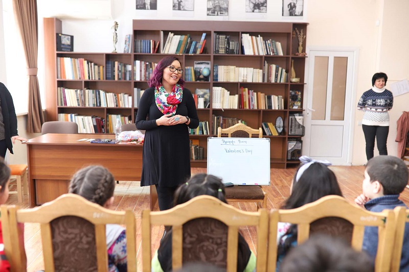 Քիմը բնիկ ամերիկացի է: Նա Հայաստան է եկել ԱՄՆ-ի Արիզոնա նահանգից։ Աշխատում է Կոտայքի մարզային գրադարանում․ երեխաների և պատանիների համար անգլերենի խմբակներ է կազմակերպում և օգնում է գրադարանի անձնակազմին ինչպես կարողանում է։ bit.ly/2SXeJgE 
<a href="/KotaykRegLib/">kotaykreglib</a> <a href="/PeaceCorps/">Peace Corps</a> 🕊️