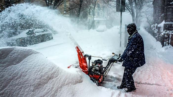Single Stage Vs Two Stage Snow Blowers - snowblowerguides.com/single-stage-v… - Before you get into which brand039s snow blower you should opt for let039s take a look at the difference between singlestage and twostage snow blowers This will help you to make the perfect choice whe...