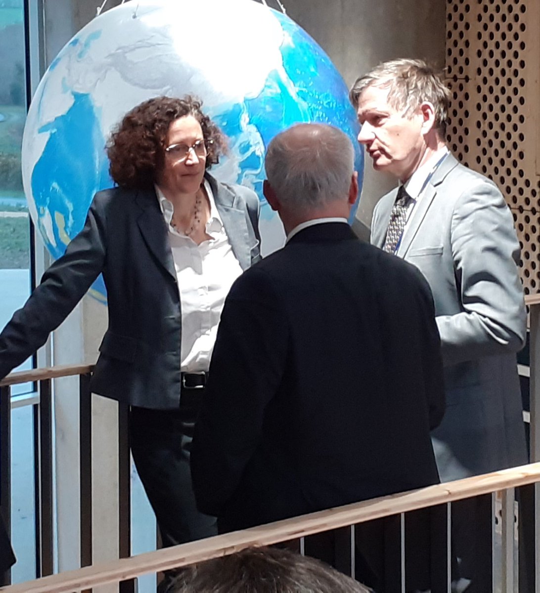 raguenesalain's tweet photo. Signature ce matin du CTE par la ministre @wargon et les pdt EPCI du Pays de Brest à Ifremer🌍. Besoin de renforcer les ambitions publiques en reliant les territoires et les partenaires dont #GRDF. 
#regionbretagne #CTE #banquedesterr https://t.co/HiAy9ApT72