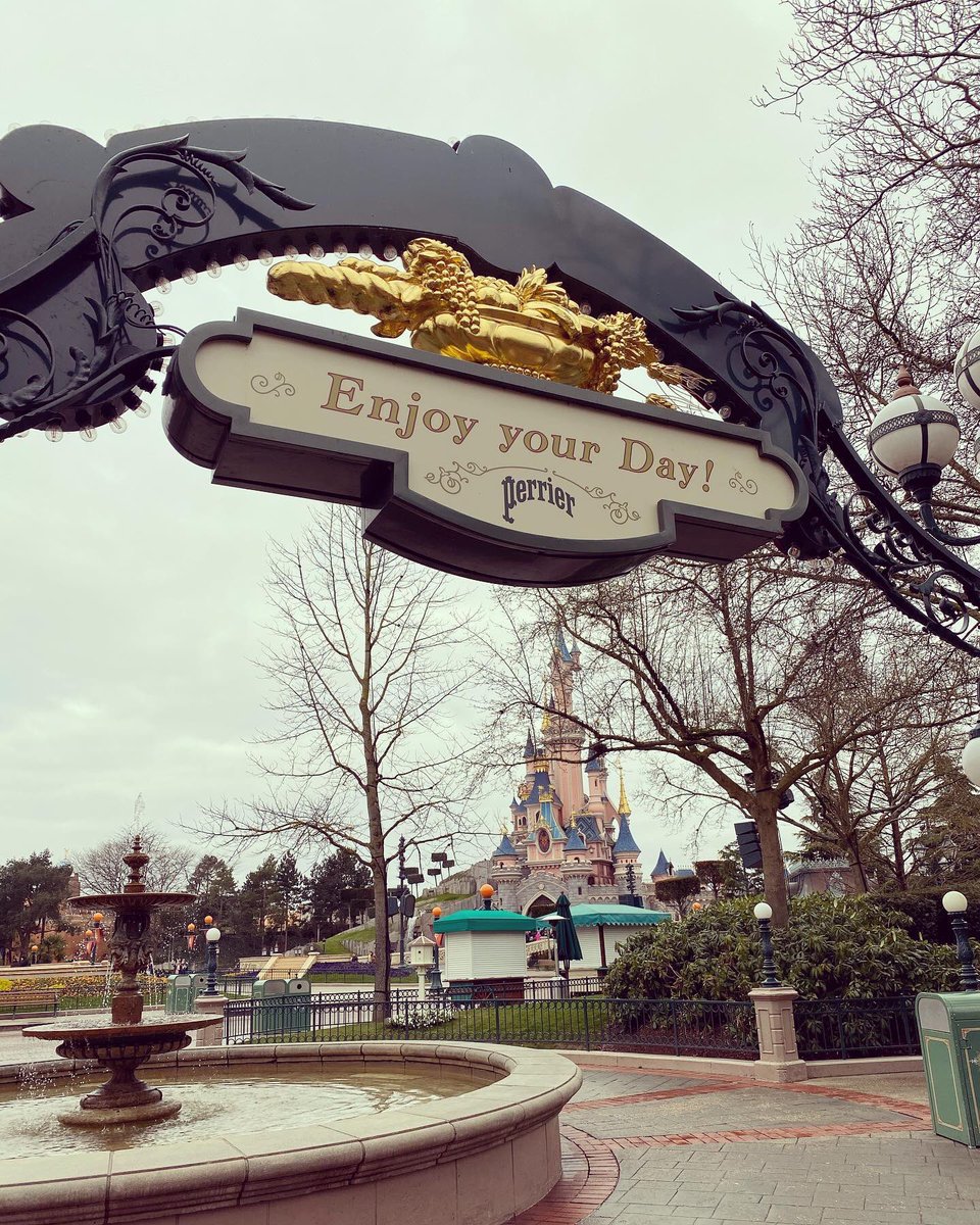 MissHBloomfield's tweet photo. Day two in Disneyland Parc! Students are loving life...enjoy your day. https://t.co/xR5u6JfRjh