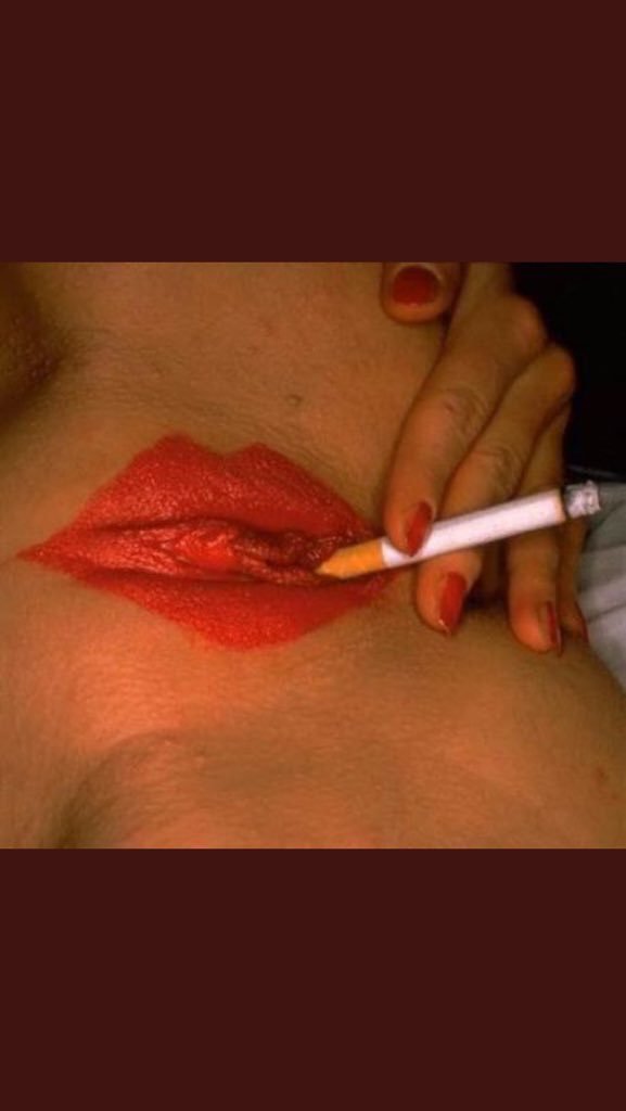 Makyajımı yaptım cumartesi akşamı Didim deki partiye hazırım ama önce bir sigara içmem gerekiyor,  sonra kalın puro tercihim.