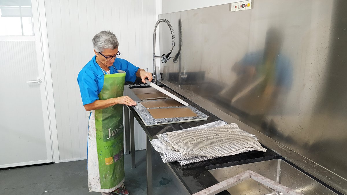 LaFACT_Fupar's tweet photo. ⬇️ Reduir ♻️ Reciclar 🔄 Reutilitzar 💡 Crear

✅ Donem vida al paper utilitzat i creem elements artesanals únics i singulars, 100% reciclats i 100% socials.

🙌 Un projecte amb ànima que genera oportunitats des de fa 10 anys per a les persones amb discapacitat intel·lectual. https://t.co/FRxkXMolkp