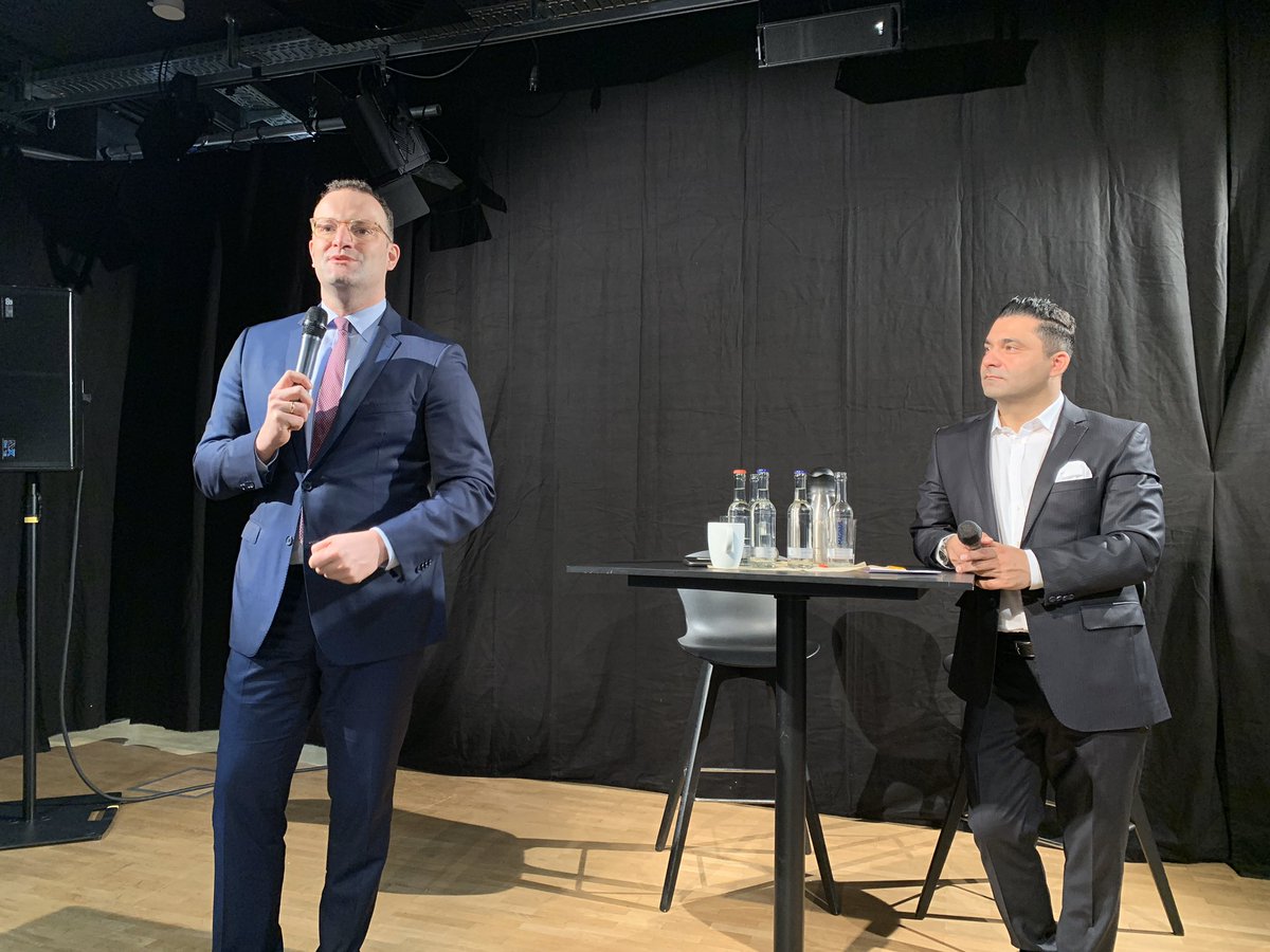 Heute morgen vor der Sprechstunde. <a href="/jensspahn/">Jens Spahn</a> bei uns in Billstedt-Horn #gesundheitskiosk Gute Debatte, klare Statements, Ärztemangel, Pflege, MFA, <a href="/116117/">116117</a> Ringen um echte Lösungen. <a href="/DavidErkalp/">David Erkalp</a> setzt sich für Billstedt ein.