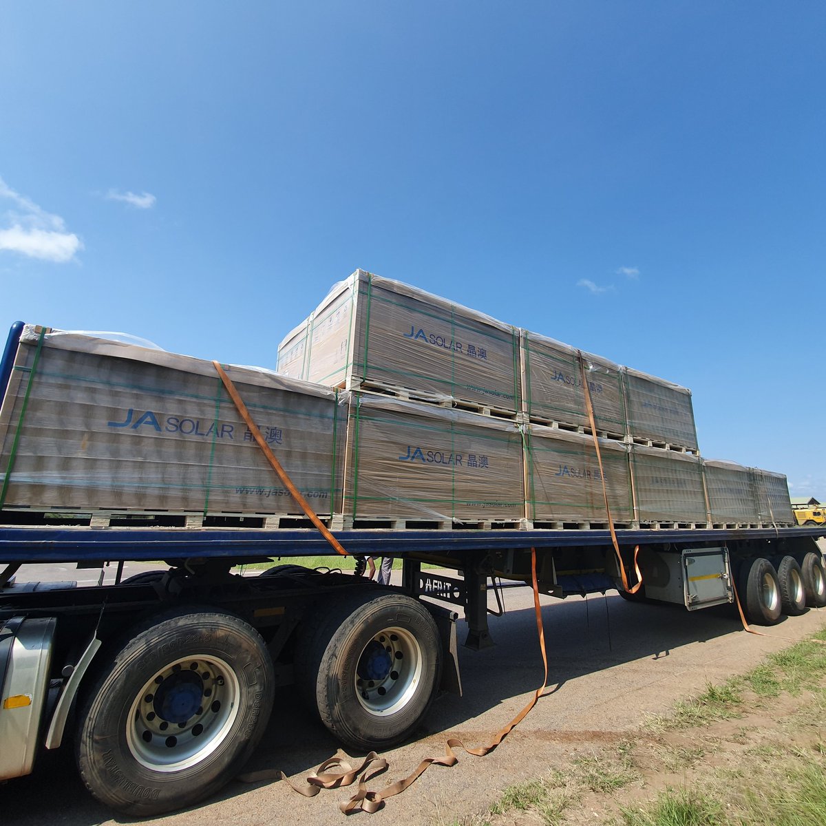 zeropointSA's tweet photo. 18x pallets of 400W mono solar panels  offloaded at one of South Africa's national key points for a new 194kWp ground mount single-axis tracker solar PV pilot project that we have designed and engineered. Currently co-ordinating and project managing the install on clients behalf https://t.co/QmG9z6wqM2