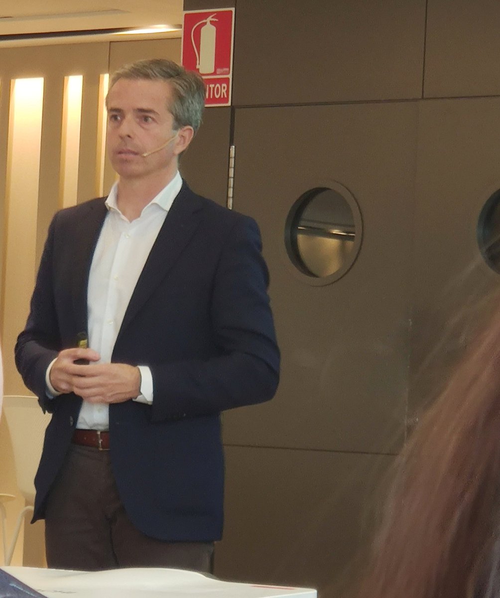 tamarinowm's tweet photo. "La tecnología ha pasado de ser la muleta de una organización a estar en todas las facetas de una empresa".  No podemos estar más de acuerdo con @EmilioIturmendi de @MicrosoftES en el  #IVforomk con @APDasociacion y @markea_gal en Santiago. https://t.co/IHiM1eIBOU
