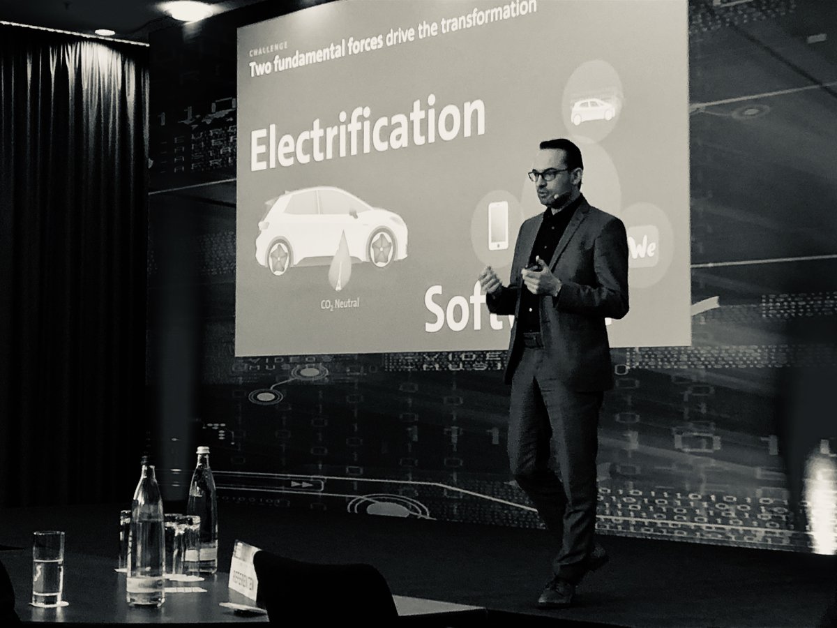 ChristofHorn's tweet photo. Christian Senger von #VW: Statt „Wettbewerb der Marken“ um die beste Lösung nun die „Economy of Scales“ mit einer geneinsamen Plattform - trotz Risiko der einzige Weg. #Automobilwoche #SmartDataCarData #umlaut https://t.co/AaLtGTc7F7