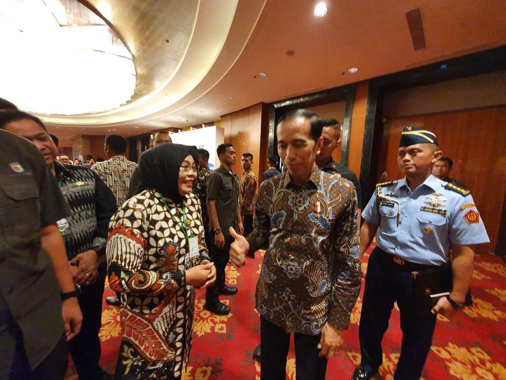 Dhekyk01's tweet photo. Ketua DPC PDI PERJUANGAN KAB GROBOGAN HJ SRI SUMARNI SH,MM Bertemu dan bercada ria dengan bpk PRESIDEN BPK JOKOWIDODO...Tegak lurus...
#SumarniGrobogan
#DpcPdiPerjuanganKabGrobogan
#KomunitasJuangKabGrobogan
#GroboganHebat https://t.co/J7mZobjFEd