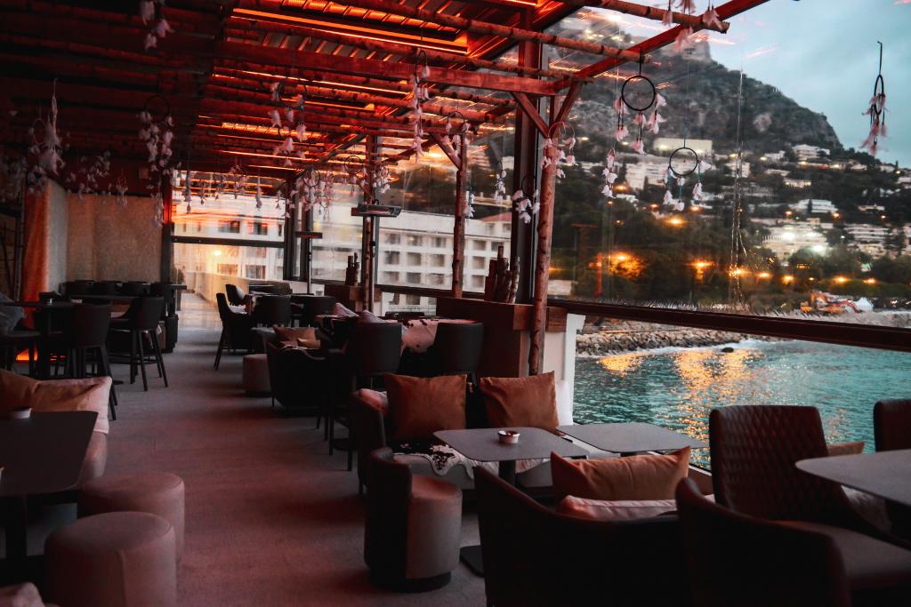 MonteCarloSBM's tweet photo. Immerse your guests into a creative decor for your cocktail parties under the winter-special covered terrace of #BlueGin, the @montecarlobay's sea-themed bar. Find out more here : https://t.co/AquX18XgHa https://t.co/ESUEb9CJMd