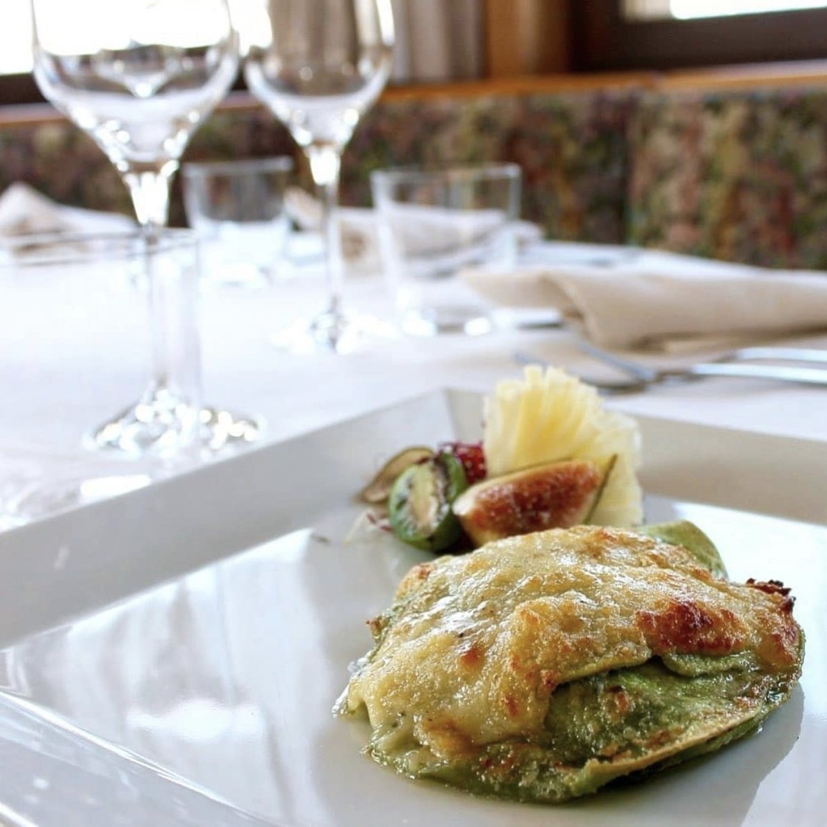 Une plante riche en fer appelée Parüch pousse dans les vallées bergamasques. Elle est souvent utilisée en cuisine pour divers plats, du minestrone aux tartes salées, ou comme dans ce cas, dans de délicieuses lasagnes. 
📷<a href="/k2/">$</a>.foppolo

#visitbergamo #bergamojustamazing #enlombardie