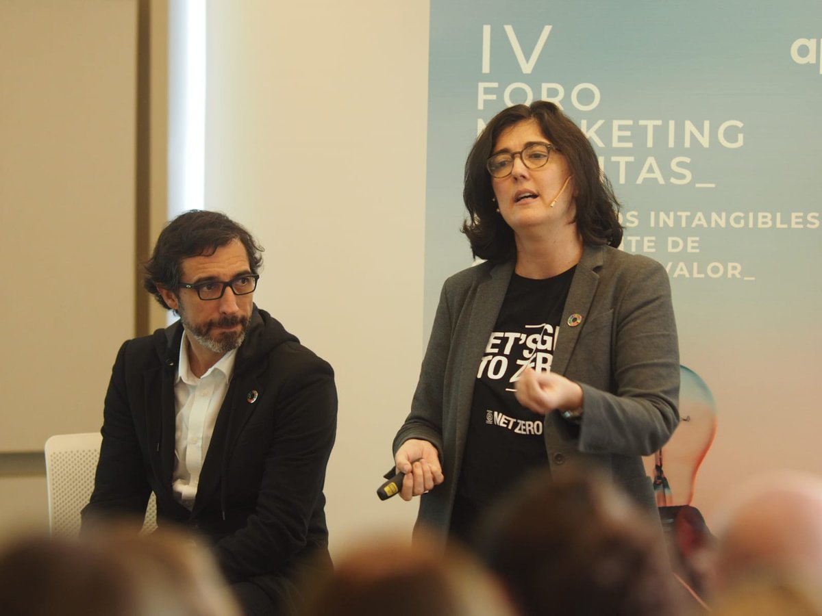 mercenoroeste's tweet photo. Marta González-Moro, ceo de @21gramos_net, nos presenta los resultados del último estudio "Marcas con valores".

Hoy en el #IVForoMK con @APDasociacion, @markea_gal, @dinahosting, Iuni y Herrero Asociados. https://t.co/oYolXZzLWL