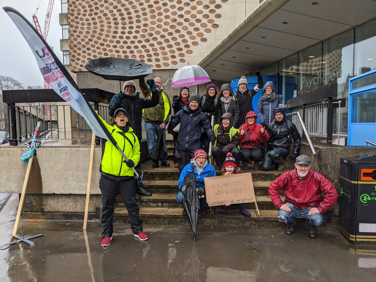Cardiff Psychology out in force. And wet weather gear. #PsychStrike <a href="/CardiffUCU/">Cardiff UCU✊🌱</a> <a href="/ucu/">UCU</a> #UCUstrikesback #UCUstrikes <a href="/chrisdc77/">Chris Chambers</a>