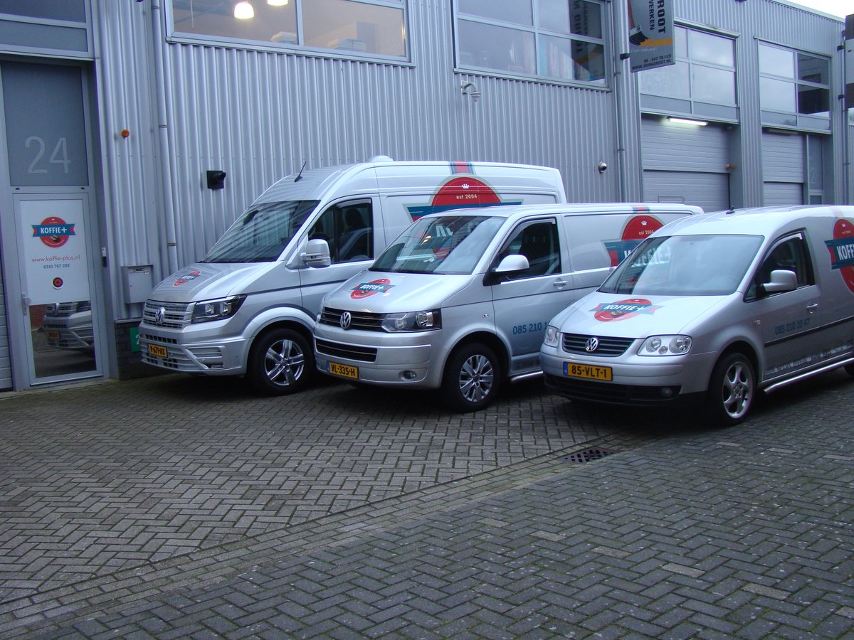 Wat vindt u van ons nieuwe logo op onze bedrijfswagens? KOFFIE+ blijft voortdurend in beweging: Binnenkort lanceren wij een website, die volledig is aangepast aan deze tijd.