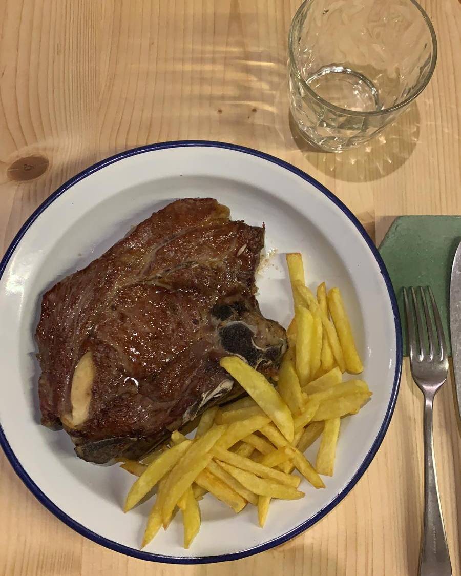 Chuleta de ternera, con sus patatas fritas. 
🐓 #pampinbar #cociñadetempada #cociñadebarrio