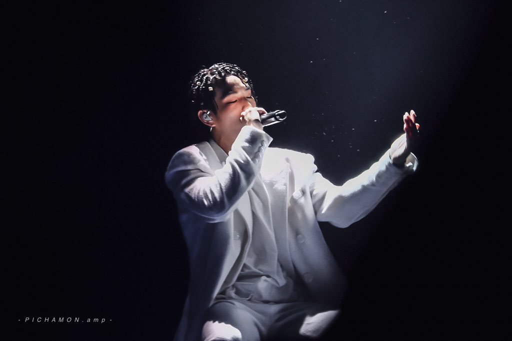 PICHAMONphoto's tweet photo. - 19.02.2020 - 👑  #EMPTYKING @JJksnp 

#jaylerr #nadaoartist
#LINETVAWARDS2020 https://t.co/gP378iNTU3