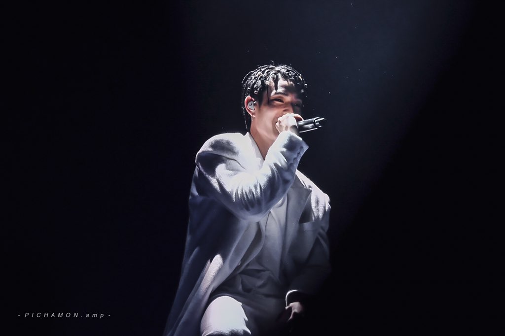 PICHAMONphoto's tweet photo. - 19.02.2020 - 👑  #EMPTYKING @JJksnp 

#jaylerr #nadaoartist
#LINETVAWARDS2020 https://t.co/gP378iNTU3