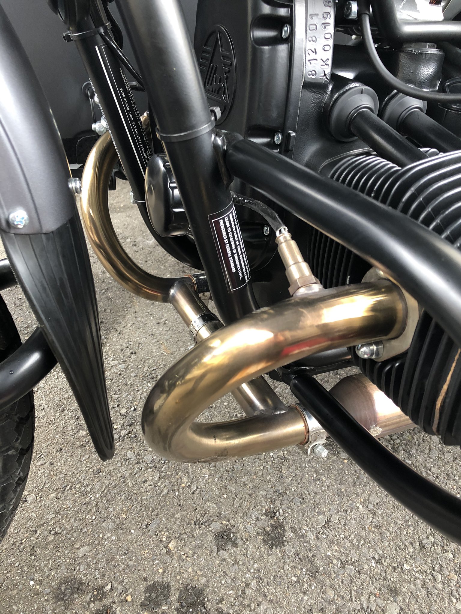 やきのり 2気筒2本出しマフラーのバイクでエキパイが左右繋がっているタイプは 4気筒の集合管みたいに排気効率にメリットがあるのですか 詳しい方教えてください ウラルとr Nine Tは繋がってる 共通点は水平対向 W800とボンネビルは繋がってない