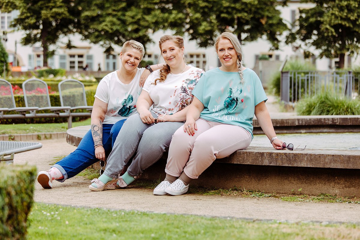 luna_largo's tweet photo. Es wird endlich Zeit für 🐝 Frühling. Mit unseren frischen Farben läuten wir die zarte Jahreszeit ein. Bestellt jetzt Eure weiße oder rosane Frühlings-Powerdenim! 👉 https://t.co/vCfg6WZxaB 🛍️🛒 #lunalargo #lilyslim #fashionforcurves #lipödem #lymphödem #plussize #plusmode https://t.co/6kkmzSlf66