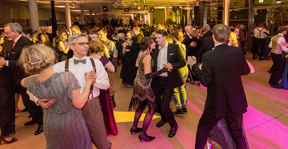 unipotsdam's tweet photo. Schön war`s: „The New Twenties“ – Impressionen vom 8. Ball der @unipotsdam: https://t.co/g8s9OLDAVO
#thenewtwenties #universitätsball #uniball2020 #uniballpotsdam2020 #ballabend #livemusik #tanzen #potsdam #griebnitzsee #schönwares #upimpressions
Foto: rotschwarzdesign https://t.co/XjqnNP2uw6