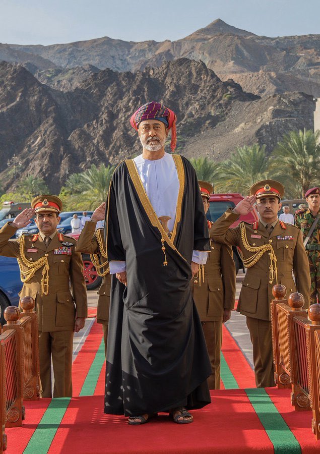 اللهم مكّن سلطاننا هيثم وأيده بالحق وأيّد به الحق وأدم على عُمان نعمة الأمن والأمان والرفعة والازدهار والسلام
متكاتفين متعاهدين وراء القيادة السامية لحضرة صاحب الجلالة السلطان هيثم بن طارق المعظم حفظه الله ورعاه.