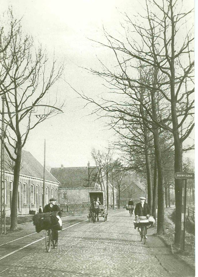 Gem_Enschede's tweet photo. Gisteren werd bekend dat we in ieder geval in de Top 5 zitten van Fietsstad 2020! 🎉 Natuurlijk zijn we niet pas dit jaar een fietsstad, maar zijn we dit al vele decennia. 🚲 Voor meer oude foto's ga je naar ▶️ https://t.co/Qv4yEsrWp1 https://t.co/3WgjDPLgBc