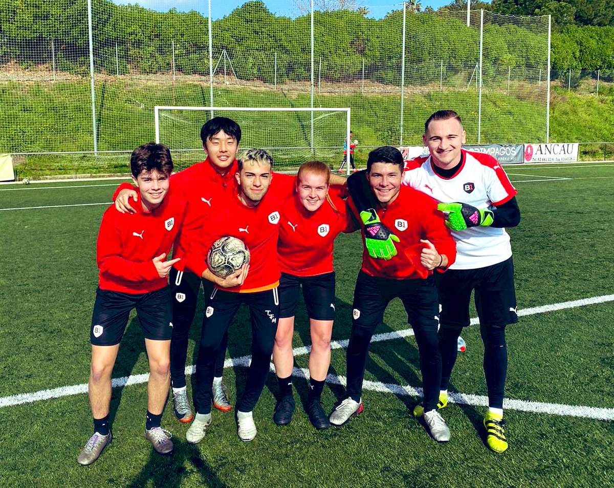 b1socceracad3my's tweet photo. ⚽️✅ Thursday training session!! Smiles and maximum happiness. That's how we like to see the #B1Players. The winner team!!! 🇨🇦🇰🇷 🇦🇷🇳🇱🇨🇷🇺🇸 #B1Family #B1Experience #SoccerAcademy https://t.co/MXKKFaOXWG