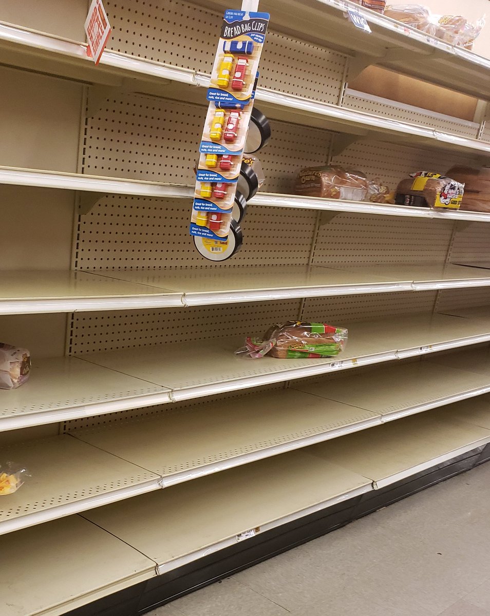 MichaelCaseyEDU's tweet photo. Food Lion, yesterday evening! #Breadless https://t.co/vGtPgXM9Pf