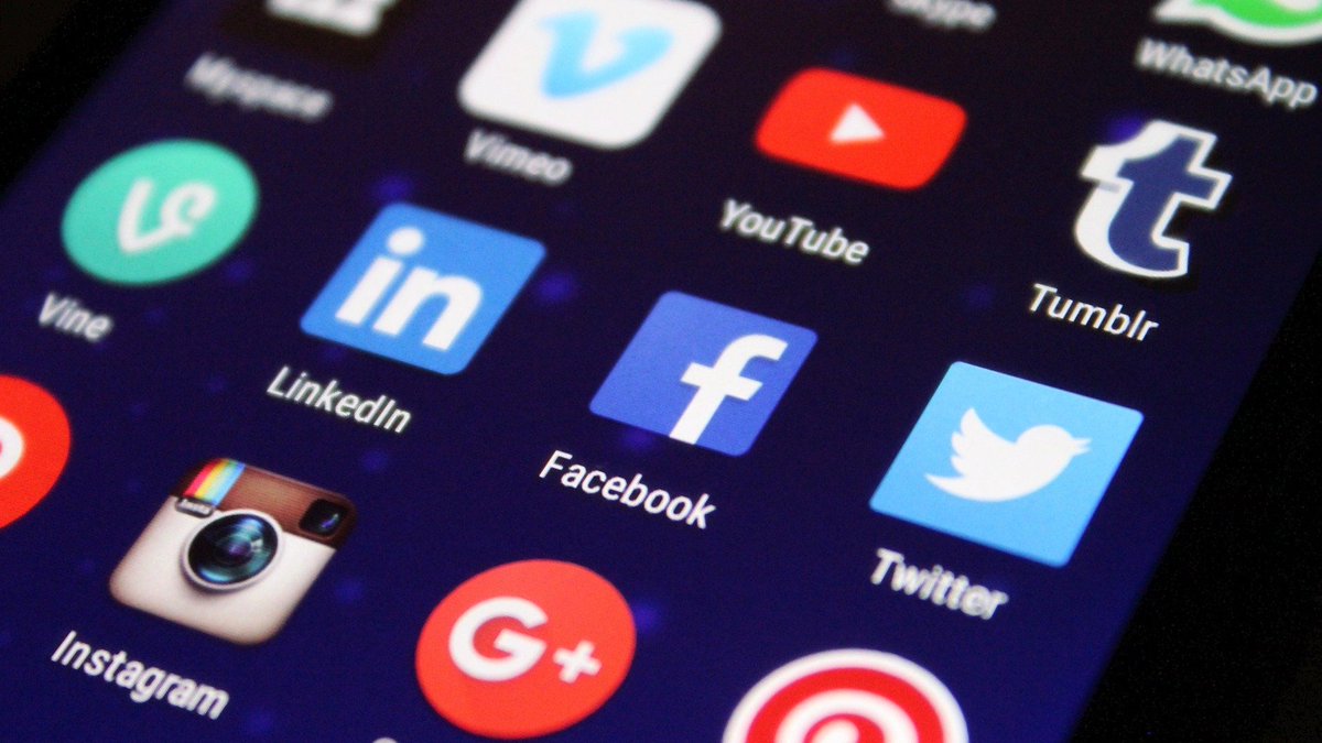 proxity_edf's tweet photo. Aujourd'hui les réseaux sociaux📱sont devenus indispensables. Ils font partie de notre quotidien✔️

#Commerçants, #commerçantes🛍, découvrez quels sont les réseaux sociaux les plus adaptés pour votre #Commerce ⬇️
https://t.co/THgJwHpA41

#commercantplus #Territoire #dynamisation https://t.co/nKCuCMLSn2
