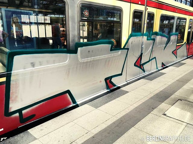 berlingraff's tweet photo. TCK — #berlin #graffiti #berlintrains #berlingraffiti #graffitiberlin #fotoboom #bombing #trains #граффити — © BERLIN GRAFFITI — TAKEN FROM "TRAINS IN TRAFFIC #38" https://t.co/SNL6yqFnl7 https://t.co/Al2ZBWNP2Z