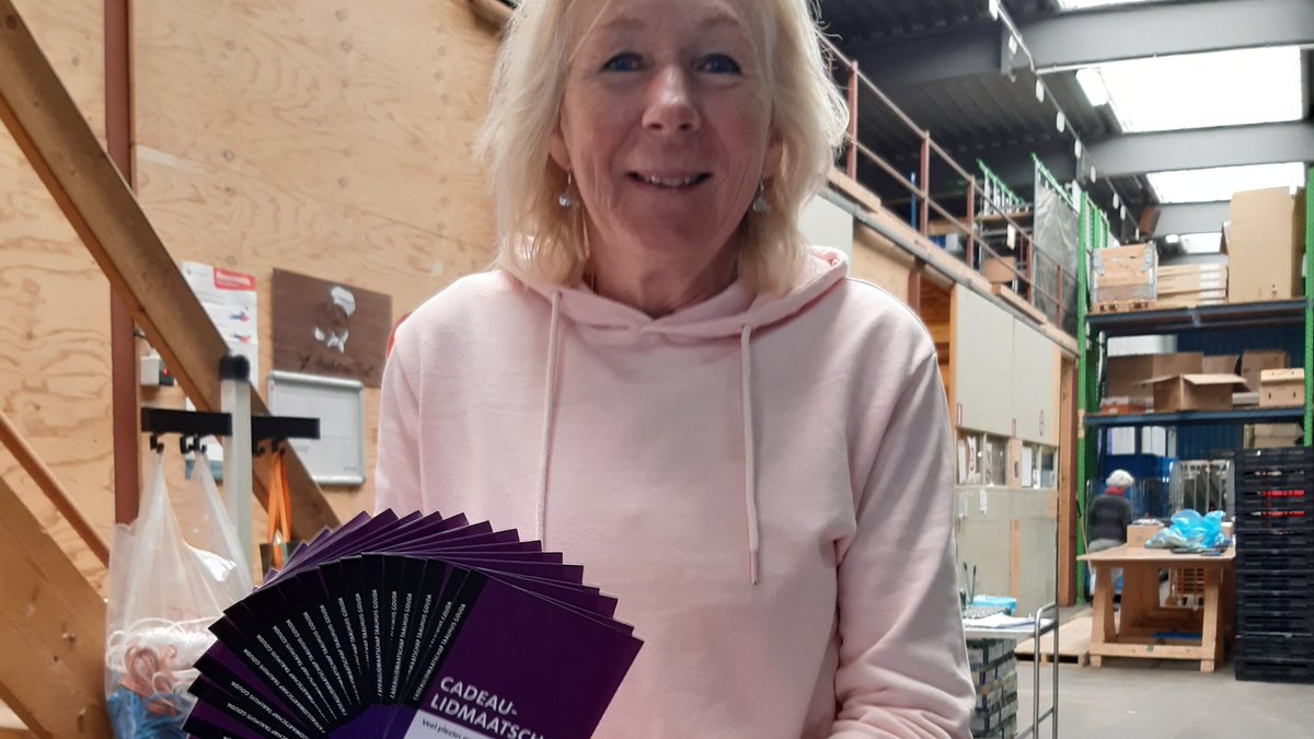 Wat zijn wij blij met de Vrienden van @biebgouda! Vanmorgen maar liefst 20 cadeaulidmaatschappen mogen overhandigen aan Annet Spit van de <a href="/VoedselbnkGouda/">Voedselbank Gouda</a> #samenmakenwehetverschil #wordookvriend bibliotheekgouda.nl/klantenservice…