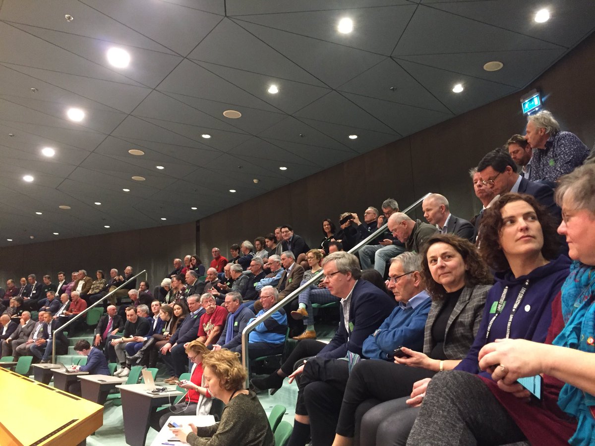 Publieke tribune vol Zeeuwen tijdens Kamerdebat over niet doorgaan verhuizing marinierskazerne.