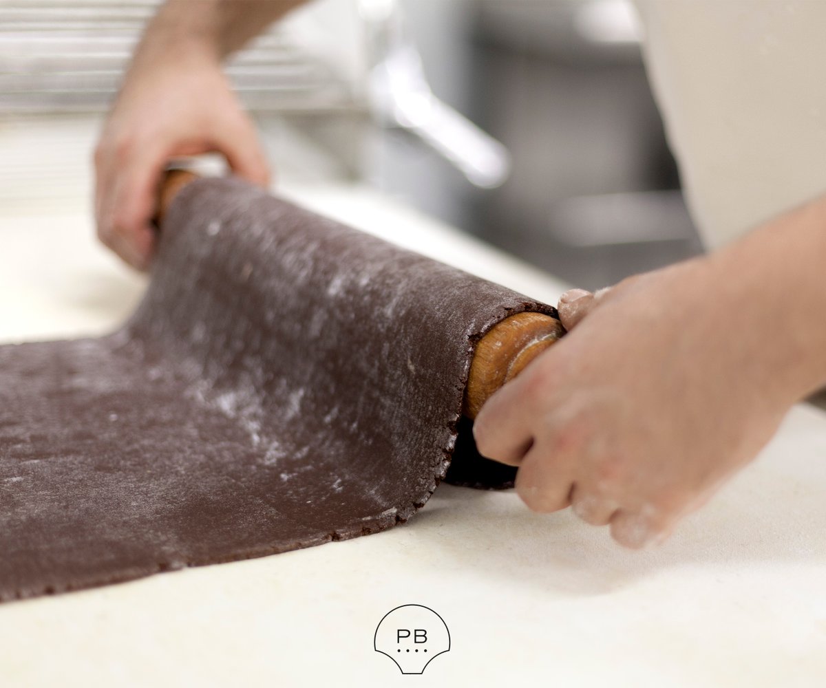 PuertaBernina's tweet photo. Cuando la preparación es cuidadosa, el resultado es exquisito. Las cosas claras y el chocolate oscuro... 🍫👨🍳

#ReposteríaConAmor #PuertaBernina #Granada #QuéRico #obradorpropio #recetatradicional https://t.co/PqlElD9sWX