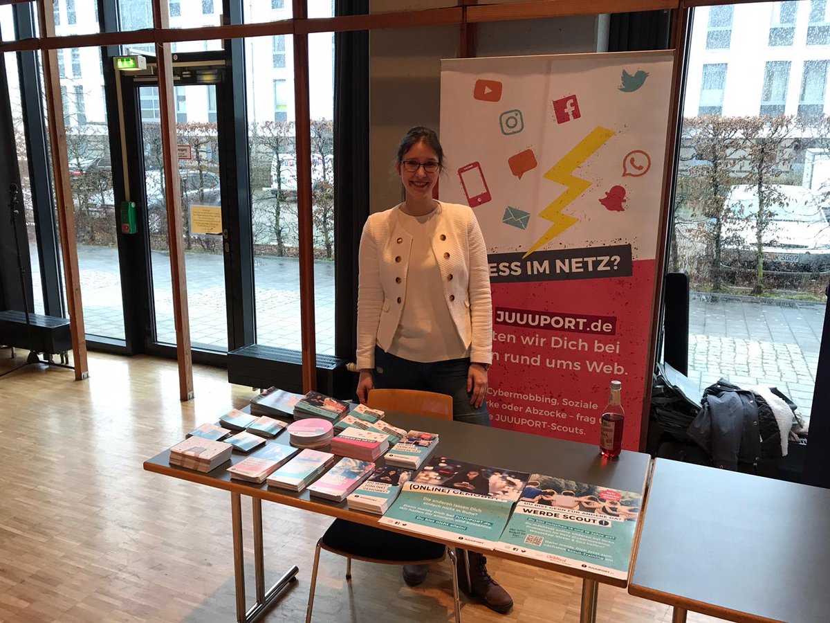 juuuport's tweet photo. Wir sind heute beim #Junglehrertag in #Hannover mit dabei! 🤗 Franziska hält einen Vortrag über unsere #OnlineBeratung und steht am Infostand für Fragen zur Verfügung. 👉 @vbe_nds 
#Medienkompetenz #StressimNetz #PeertoPeer https://t.co/frEsbfxy6G
