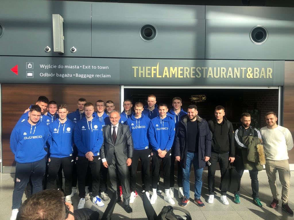 A to miła niespodzianka❗😊 Młoda ekipa @assecogdyniajr w drodze do Belgradu na turniej młodzieżowej Euroligi 🏀🏆 spotkała prezydenta @MiastoGdynia Wojciecha Szczurka.
Były uściski dłoni i słowa wsparcia. 🤝 My również trzymamy kciuki. Powodzenia❗✊
#jestesmyasseco