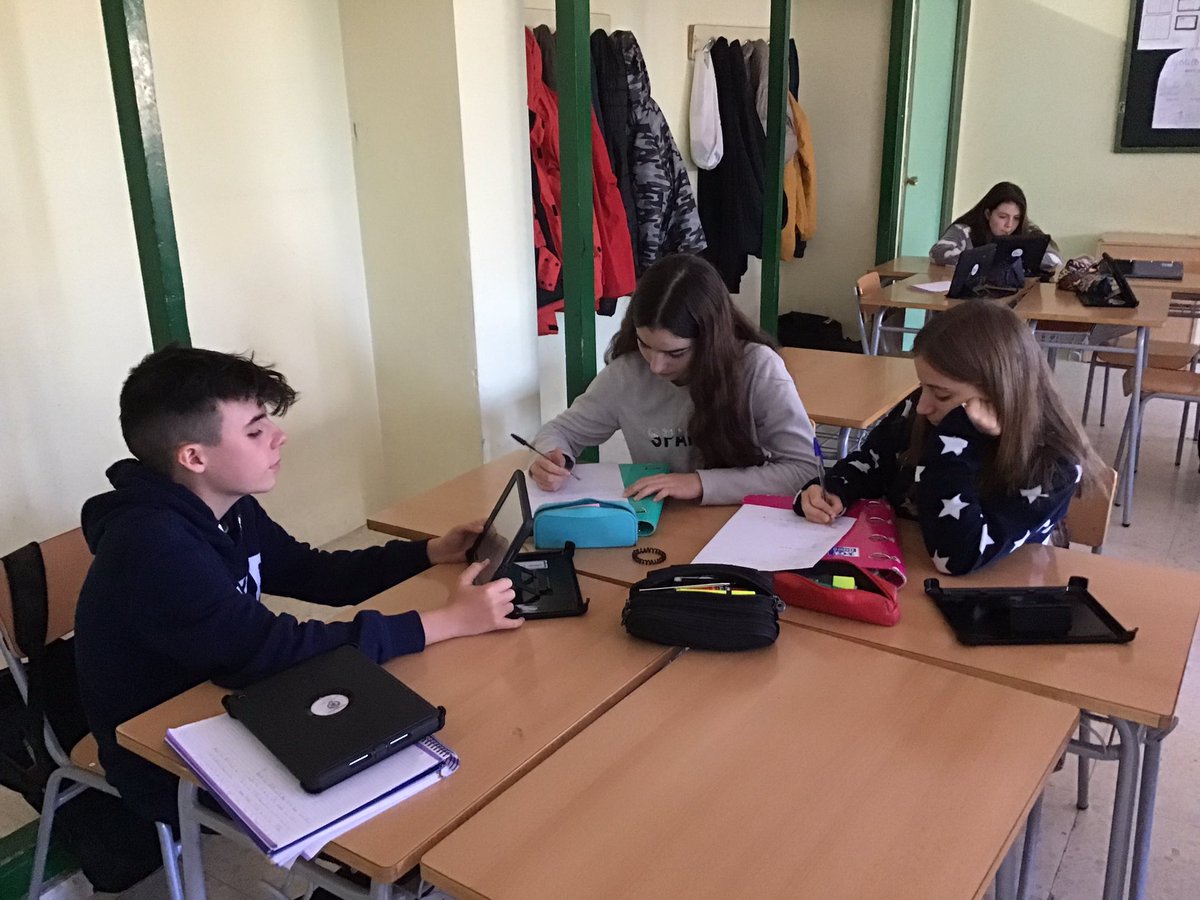 LostFive10's tweet photo. ¡Se acerca carnaval y nuestro equipo está acabando las actividades 1 y 2!🤪📝
@Solamarmar17 
@LostFive10 
#EI https://t.co/taYo4bjBEG
